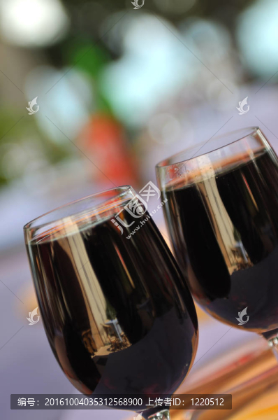 兩杯在外餐廳與黑葡萄酒