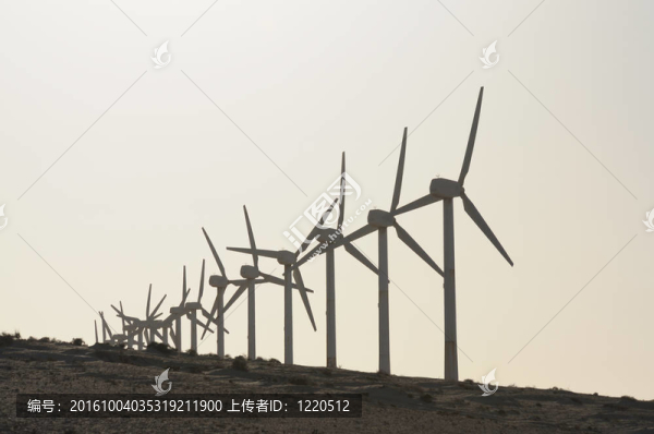 日落時的風(fēng)力渦輪機(jī)。加那利群島的富埃特文圖拉島島；西班牙