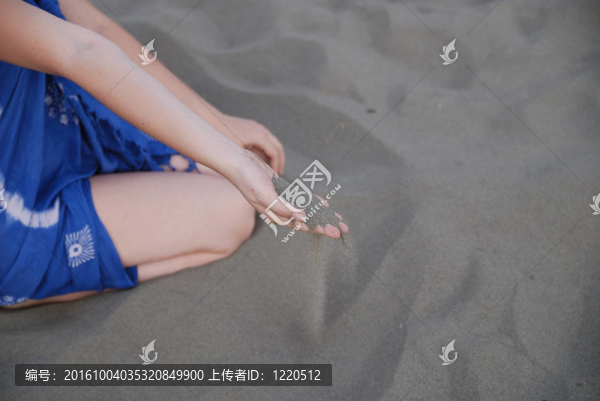 細(xì)砂泄漏通過(guò)女人手