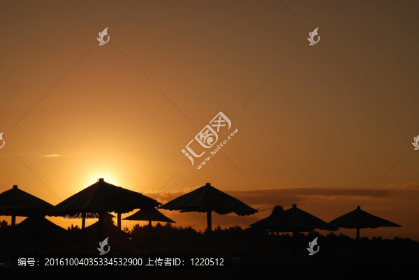海灘上的陽(yáng)光與海灘傘剪影
