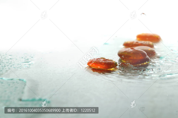 孤立的濕禪石與飛濺的水滴