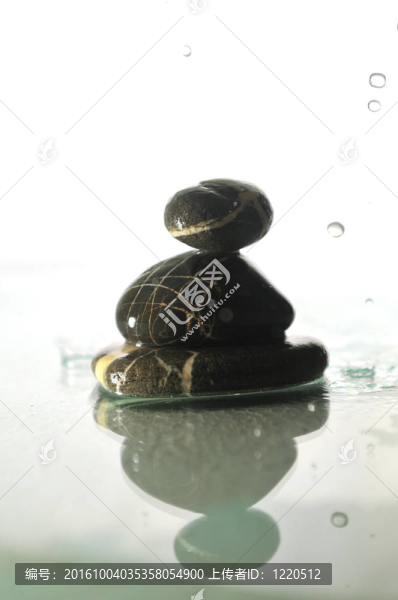 孤立的濕禪石與飛濺的水滴