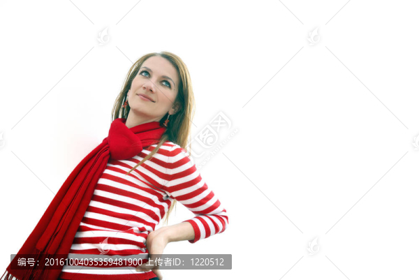 在明亮的辦公室里紅色的女人