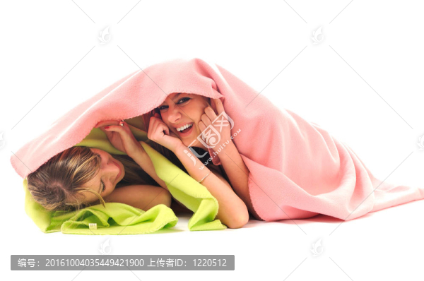 毯子下的年輕女孩微笑