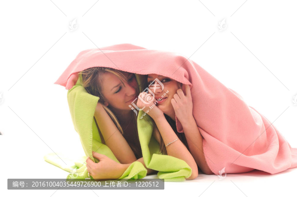毯子下的年輕女孩微笑