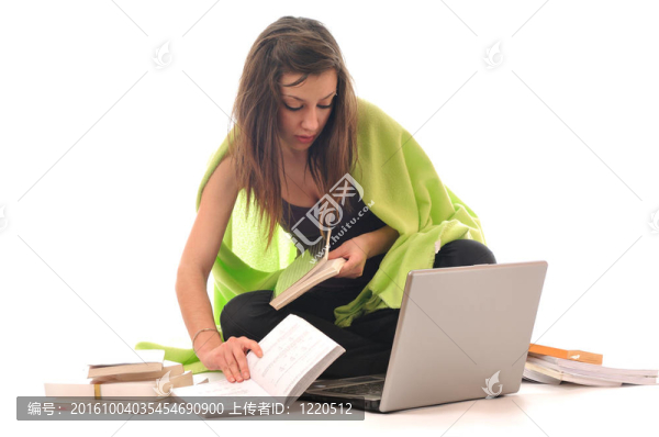 年輕女孩在筆記本電腦上工作