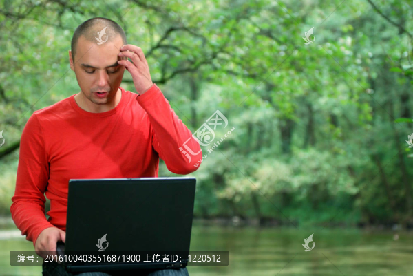 年輕的商人在筆記本電腦戶外工作