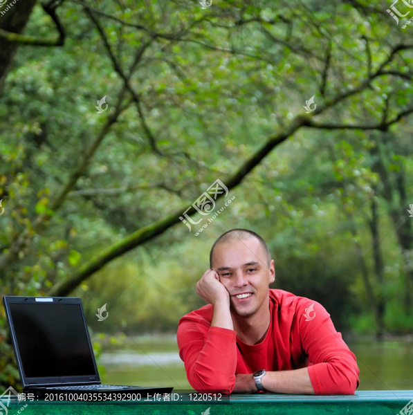 年輕的商人在筆記本電腦戶外工作