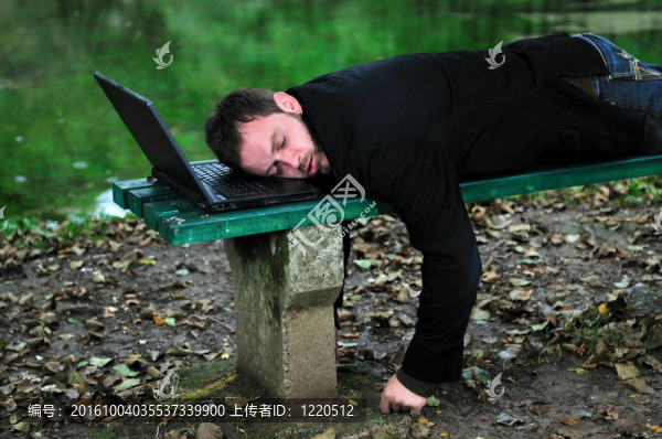 戶外睡覺的商人