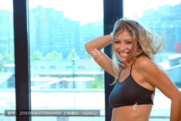 一個年輕的模特