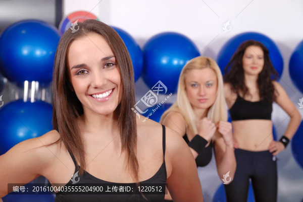 快樂女孩在健身工作室