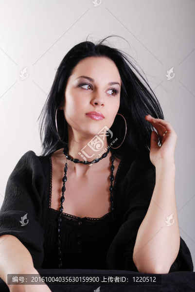 黑發(fā)女人