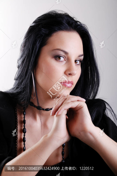 黑發(fā)女人