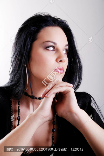 黑發(fā)女人