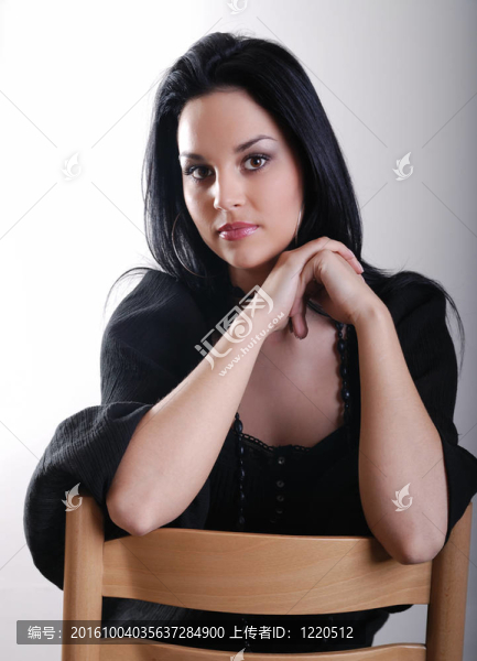黑發(fā)女人