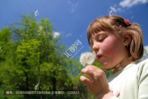 大自然中的年輕女孩