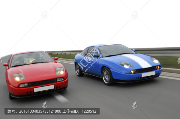 孤立的賽車在公路上的賽車