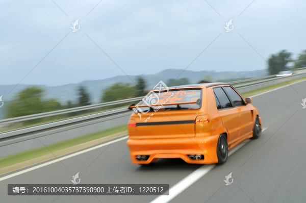 汽車在公路上飛馳
