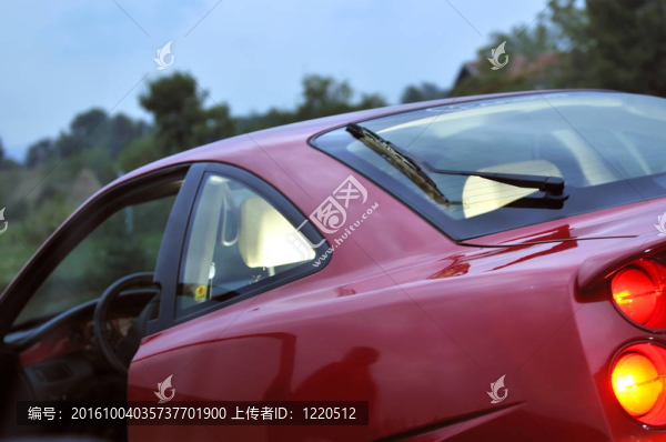 汽車在公路上飛馳