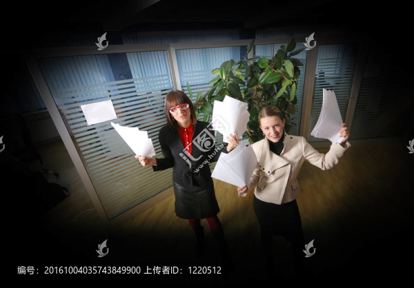 兩女商人把文件在辦公室