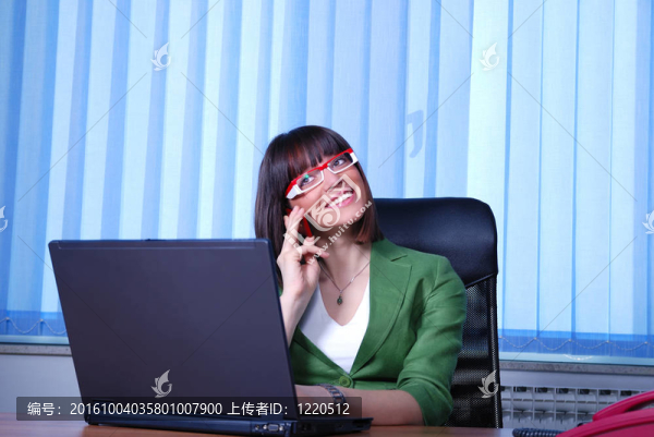年輕的商人在辦公室里的一臺(tái)筆記本電腦。