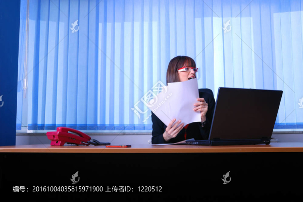 憤怒的商人拿著文件