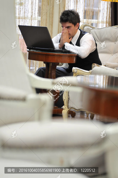 在筆記本電腦上工作的年輕人