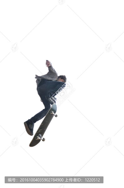 在溜冰場練習滑冰的男孩