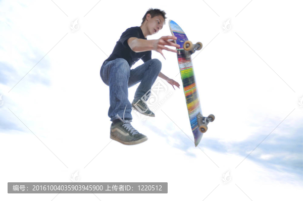 在溜冰場練習滑冰的男孩
