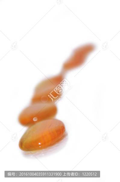 孤立的濕禪石與飛濺的水滴