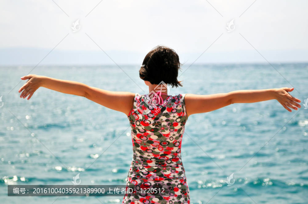 年輕漂亮的女人享受陽光