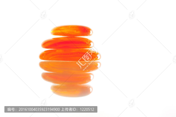 孤立的濕禪石與飛濺的水滴