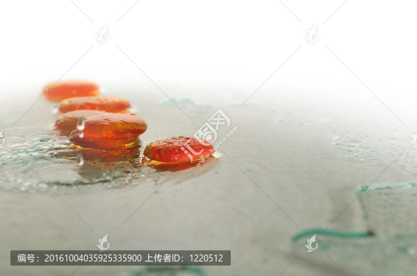 孤立的濕禪石與飛濺的水滴