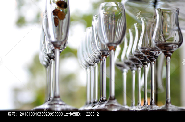 空非常優(yōu)雅的葡萄酒眼鏡