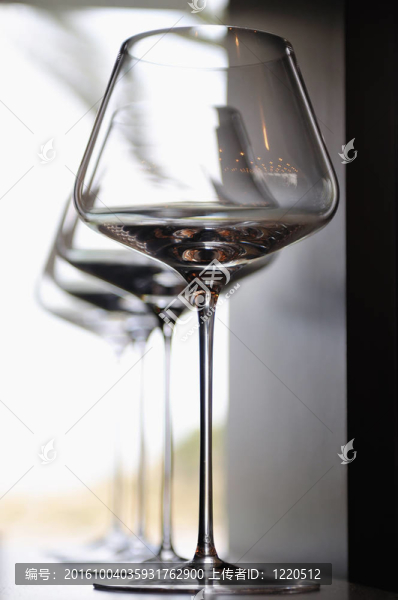 空非常優(yōu)雅的葡萄酒眼鏡