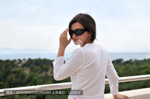 年輕漂亮的女人享受陽光
