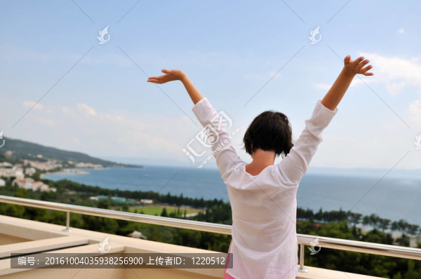 年輕漂亮的女人享受陽光