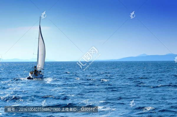 船在海上