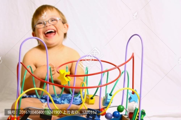 小男孩玩玩具。