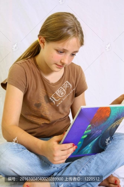 年輕女孩閱讀書