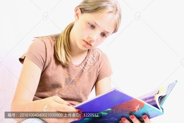 年輕女孩閱讀書