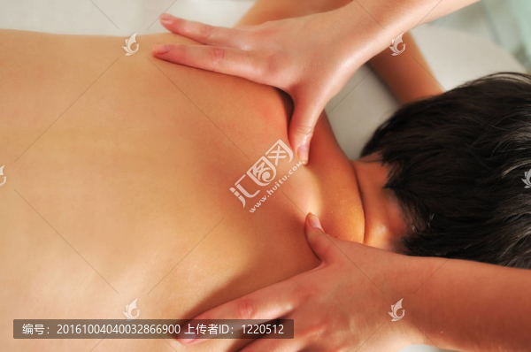 水療中心的背部按摩