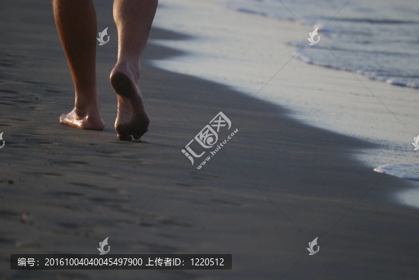 漫步在沙灘上的男人