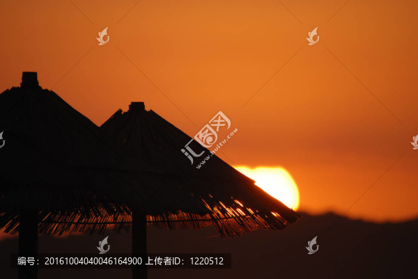 海灘上的陽光與海灘傘剪影