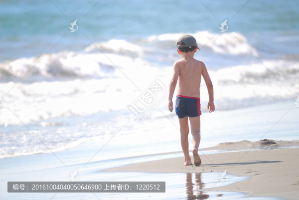 孩子在海灘上玩得很開心