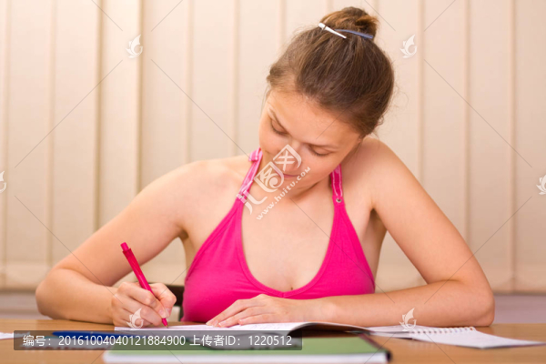 快樂(lè)的女孩學(xué)習(xí)
