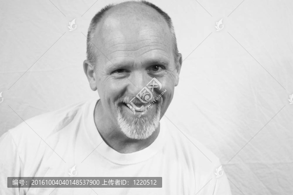 禿頭的男人白胡子和白襯衫。