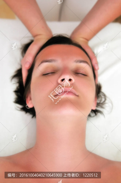 美麗女子按摩水療中心和健康中心