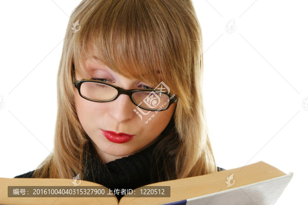 年輕婦女閱讀書(shū)