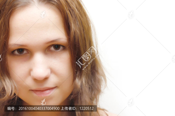 新鮮和美麗的黑發(fā)女人在白色背景的肖像